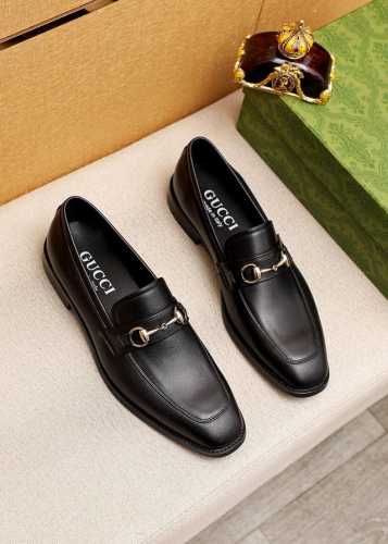 商品商标：Gucci 古驰 休闲皮鞋 正码码数 39-44 38.45.46订制 商品材料：精选 进口头层小牛皮鞋面+奢华五金扣，进口羊皮内里。强烈立体视觉效果