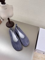 平底分趾 奶奶鞋 Mm6 Maison Margiela 高丝光牛反绒皮 大热时尚风格 蓝紫色 Mm6 Maison Margiela的实验性从功能主义的解构美