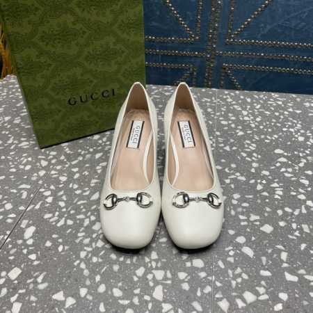 Gucci 系列推出此系列属经典款，永远是时尚前沿 面料：牛皮+金属牛皮 内里 垫脚：羊皮 跟高：5.5Cm 大底：真皮大底 码数：35-42 40.41.42 - 点击图像关闭