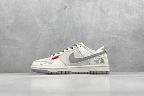 400 現貨 终端放店 Xc版 Nk Sb Dunk Low 北面联名 米灰红标 周年高端定制 低帮休闲板鞋 #定制鞋盒 大厂纯原品质出货 超高清洁度 皮料切割