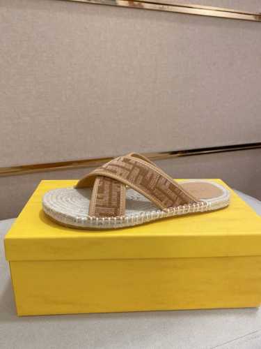 工厂P价P： Fendi~芬迪拖鞋 男鞋高端品牌 官网1:1最新力作：原版开模定制，面料釆用进口原版材料制作，升级版大底，更轻便，防滑。市场顶级品质，简单不失品