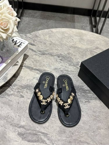Chanel 25p 宝石人字拖 仿佛一件精致华丽的小物件呀，怎么舍得穿？ 每一个饰品扣下来都可以单独做装饰呀；而且这些精致宝石的工艺几乎涵盖了小香家饰品类工艺