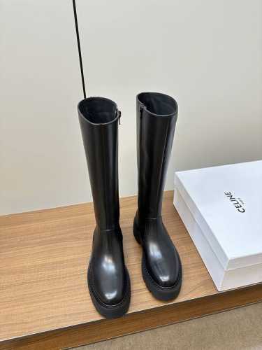Celine 凯旋门骑士靴 高版本当季深受众多网红博主热捧，完美精修鞋楦小圆头，非常到位，线条流畅版型正 ，整齐工艺车线超有质感～上脚非常显瘦，增高，百搭，时髦