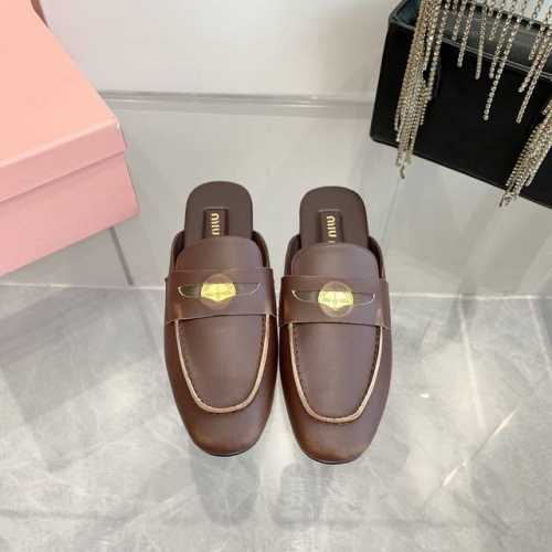 出厂价 ￥Miumiu 缪缪 2024春夏新款复古方头穆勒拖鞋半拖 巴黎时装周最新走秀款，舒适度与时髦度并存的开挂全新系列，圆头设计搭配不同风格需求 鞋面：原版