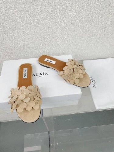花瓣拖鞋 Alaia 尖头拖鞋来自巴黎 一见倾心 杏色小羊皮 高级 经典 阿莱娅还有另外性感的一面 配上不同款式，不同风格都能轻松驾驭，无论牛仔裤，西装裤，还是