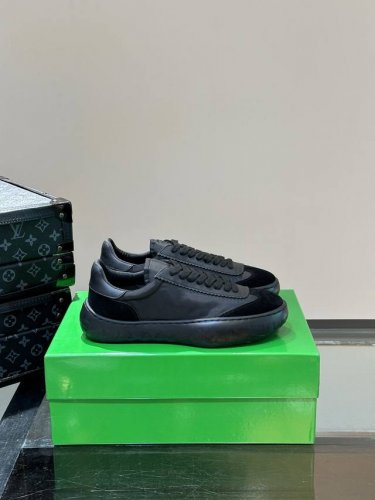 Bv 葆蝶家新款男士德训运动鞋，Sneaker科技尼龙和绒面打造，灵感来自复古篮球鞋，全新演绎经典运动鞋，轻便、舒适、透气的夏季必备单品，鞋底采用经典的编织纹理