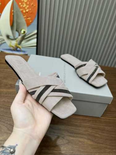 BrunelloCucinelli 。B C凉鞋上新款了。面料：进口羊绒。内里进口羊绒，纯铜珠链，上脚美观大方，百分百原版开发。原版包装，码数35 －42。35