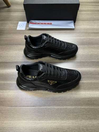 Prada 普拉达 -高端品质 原单 -鞋面：进口纳帕小牛皮、石头纹小牛皮、鞋身品牌金属扣件 -内里：水染牛皮 -大底：超轻tpu发泡 橡胶；双色成型大底 -超