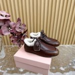 代购级别 MiuMiu 新款复古皮鞋 乐福鞋 休闲鞋 羊毛里 系列上新 皮里 毛里 ★★★★★ 舒适度与时髦度并存的开挂全新系列，设计搭配，简约大方，百搭时尚！