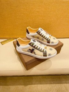 工厂价 Gucci 古奇最 2024新款精心打造，引爆全场！不断创新的国际品牌 此款男士四季休闲鞋，原版版本，鞋面全皮面料 ，透气舒适皮垫脚橡胶防滑大底，透气舒
