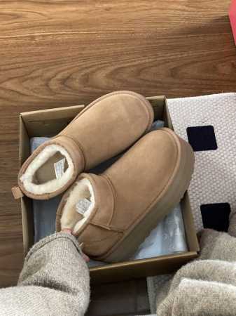 UGG 1015092 厚底5cm迷你雪地靴 隆丰原厂A级皮毛一体 原厂高弹大底 时髦又百搭，重点显腿长 四色～黑，栗，领养棕色，芥菜籽色 size：35-41 - 点击图像关闭