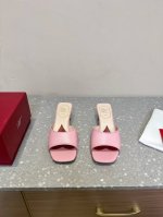 Roger Vivier 25ss春夏新款 璀璨钻扣 半拖鞋气质优雅 随便搭配都散发出高贵气息 新出的这款绝了 脚感好到不得了 试过的都逃不出它的魅力 鞋头方头