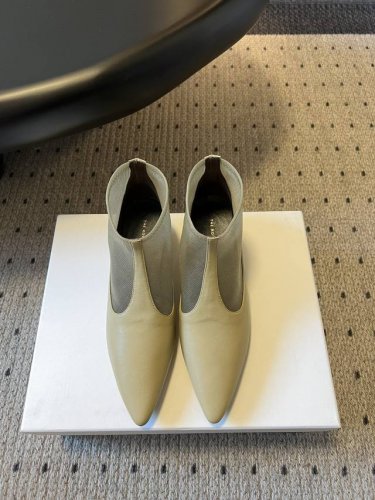 顶级品质 the Row 25Ss尖头网纱矮跟短靴 极简大方不平庸 简直是时髦精的必备单品 黑色皮革拼接轻薄网纱 经典与前卫碰撞 利落的尖头设计 悄无声息地拉长
