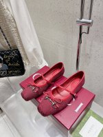 代购级380 Gucci芭蕾舞鞋 玛丽珍鞋子来啦属于 Sabato的第一个爆款来了 最新款马衔扣扣显玛丽珍单鞋法式复古感 材质: 进口原版真丝 进口原版开模布料