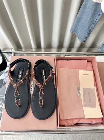 顶级品质 * Riviere棉绳夹趾凉鞋 原版购入代购级别 -烟草色 材质与工艺 原版织物 牛皮革面料 鞋面饰有宝石装饰 鞋垫与鞋跟饰有丝印徽标 星星图案纹路橡 - 点击图像关闭