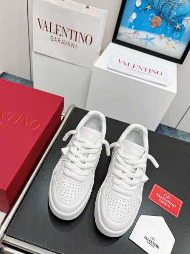 顶级版本 品牌：Valentino 华伦天奴 等级：最新时装周走秀 情侣 款 ，厚底的独特设计时尚一族特现脚瘦一款百塔的时尚产品 面料：鞋头采用高丝光三角纹牛皮
