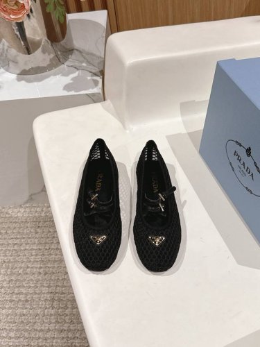 橙子出厂价p prada 普拉达新款 经典网面玛丽珍鞋 平底单鞋 简约主义风格 简单高级 三角标点缀 轻松Get时髦气息 码数 34-42