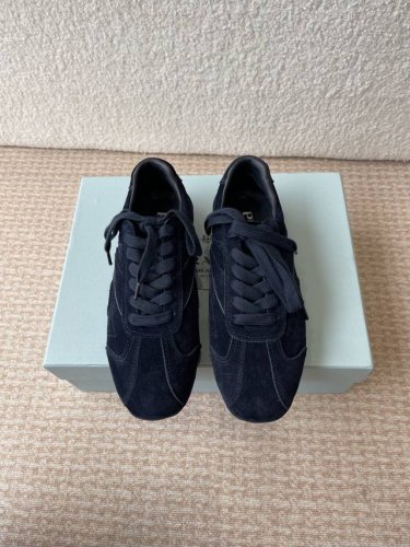prada 普拉达 25Ss春夏新款 德训鞋 休闲鞋 精工制造，缝线均匀，皮质质感一览无余，多色拼接，时尚大方，柔软舒适透气，外侧饰有Prada字母徽标 搭配织