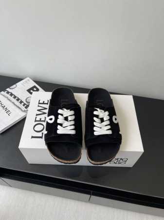 Loewe 罗意威 25Ss春夏新款 情侣款 博肯拖鞋 真的一鞋难求 真的超级好看 姐妹们给我冲 博肯拖鞋 皮革绒面双扣时尚休闲平底鞋 牛皮绒面革质地柔软搭配可 - 点击图像关闭