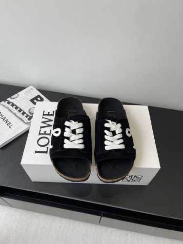 Loewe 罗意威 25Ss春夏新款 情侣款 博肯拖鞋 真的一鞋难求 真的超级好看 姐妹们给我冲 博肯拖鞋 皮革绒面双扣时尚休闲平底鞋 牛皮绒面革质地柔软搭配可