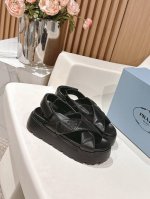 Prada 普拉达2025春夏新款凉鞋 罗马厚底魔术贴凉鞋 拖鞋 最新走秀款，经典升级 舒适度与时髦度并存 每个颜色搭配都好看，设计搭配不同风格需求 鞋面：原版