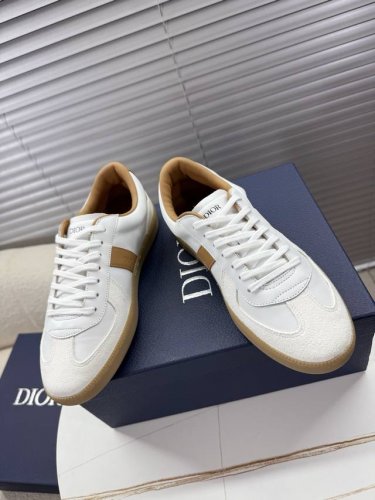 dior迪奥 最新B01系列 情侣款德训鞋 休闲鞋 采用进口牛皮革精心制作 鞋舌和内部侧面饰以 Dior 标志 鞋后跟饰以 Cd 标志 搭配橡胶鞋防滑大底 点缀