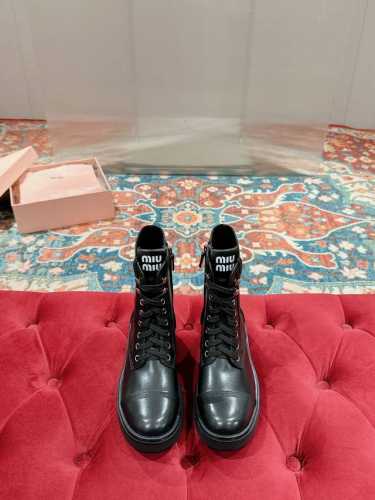 Miumiu缪缪秋冬最新款马丁靴上新 完全原版一比一复刻打造 版型超级正 最新时尚的设计 火遍全网的靴子，上脚又酷又时髦靴筒处独特设计最为抢眼吸晴 上脚还很好的
