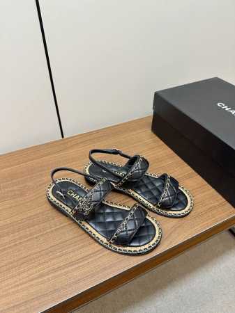 Chanel 2024new arrival 链条元素凉鞋 小香24春夏最仙拖鞋，小羊皮材质，大地色系木纹底台，精致慵懒的即视感！ 经典菱格和链条元素加持，搭配 - 点击图像关闭