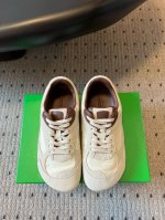 刘雯同款Bottega Veneta火爆新款运动鞋休闲鞋徳训鞋 bv 90年代复古风格为灵感 鞋面选用麂皮+防水布面料 呼应品牌标志性Intrecciato编织
