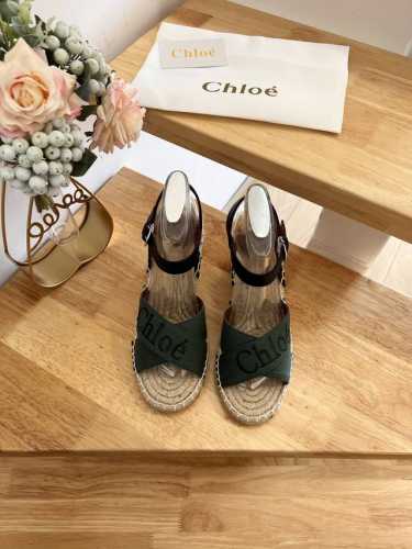 380 Chloe 蔻依 渔夫鞋，这款Iia草编坡跟凉鞋具有日夜皆宜的柔美轮廓，是一款夏日基础单品。小牛皮搭扣踝带搭配再生十字交叉织带鞋面，令穿着倍感舒适。一系
