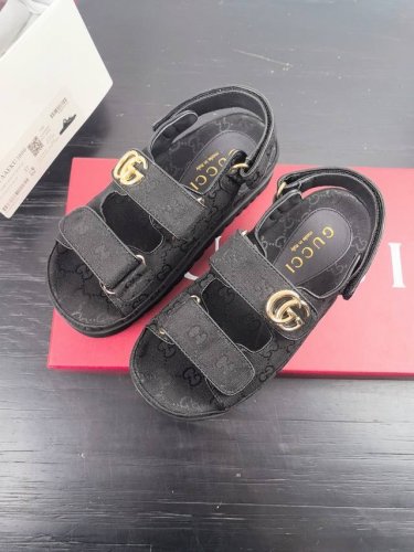 古驰新品魔术贴沙滩拖鞋 钻G扣皮面拖鞋 百搭M多裙子 裤子 网红搭配不同颜色袜子穿也超级洋气 size 35 39 40定做不退换