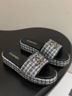 25Fw春夏新款Chanel小香链条双C扣厚底彩布毛呢凉拖鞋 标志性粗花呢材质，纹理细腻，质感上乘，每一步都踏出高级风尚。 厚底设计，不仅拉长腿部线条，让你轻松