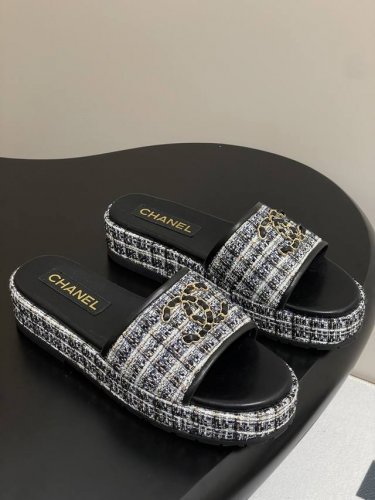25Fw春夏新款Chanel小香链条双C扣厚底彩布毛呢凉拖鞋 标志性粗花呢材质，纹理细腻，质感上乘，每一步都踏出高级风尚。 厚底设计，不仅拉长腿部线条，让你轻松