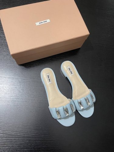 Miu Mi* 新品拖是时尚与甜美的完美融合。柔软的皮质鞋面，搭配闪耀水钻饰扣，简约中透着精致。一脚蹬的设计，随性又自在，无论是搭配裙装还是裤装，都能轻松打造出
