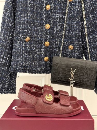 厂价 gucci 古驰经25p春夏新品 双G扣沙滩魔术贴拖鞋 夏天必备懒人福音鞋 谁穿谁美 很轻盈上脚意外的舒适 还不挑脚型 简约的魔术贴设计很耐看 可调节大小