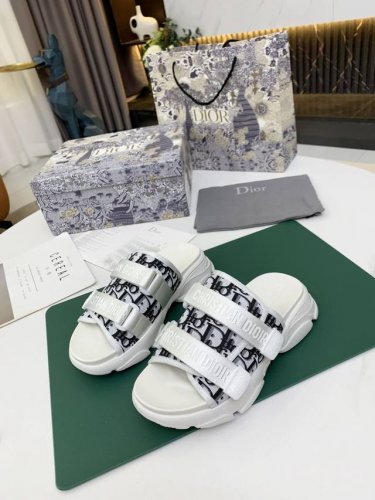 出厂价P Dior迪奥高版本拖鞋，新品经典款代购级别品质国外专柜爆款厚底凉鞋 鞋面内里：原版定制特殊电绣材料， 鞋底：原版开模1.1 轻便 底厚：后跟5Cm
