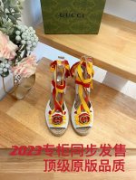 古奇 gucci 这款草编坡跟鞋采用棉质帆布制成，搭配绳编防水台 象牙白色棉质帆布 女士 金色调配件 互扣式双G 绳编防水台搭配橡胶鞋底 露趾款 双色系带和踝部