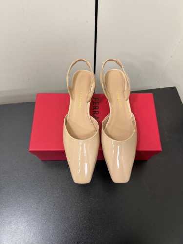 Ferragamo菲拉格慕专柜夏季系列新品 镂空金属跟 后空凉鞋 鞋型线条流畅 版型超赞 上脚舒适.**.显瘦.拉长腿部线条 进口小牛皮，小羊皮内里 意大利高密