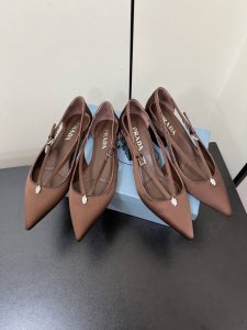 Prada 25ss 早春新款绝美尖头跟鞋 时尚界久违的极简之美经典时尚配色 毫不费力的优雅风来袭 时髦 精致 绝美 包头尖头 开边珠外穿时尚气质简约新款日常拖