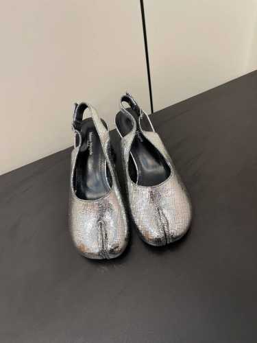 P380Maisonmargiela｜Mm6马吉拉复古蝴蝶结分趾中跟后空凉鞋 刻着“时髦”两字的猪蹄分趾鞋 这次在原来的基础上又做了升级 分趾开衩位置真的是考究
