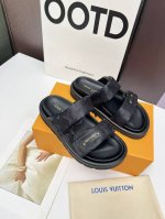 louis Vuitton路易威登春夏新款拖鞋火爆上市 1:1高级定制 秒杀一切仿品 原版开模Logo装饰 既时尚又美观 面料:进口压花丝绸面料 内里羊皮 精美