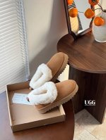 UGG 厚底大喜庆。 它的颜值真的超高！厚底设计不仅增加了身高，还让整个人的气场瞬间提升。无论是搭配牛仔裤、短裙还是连衣裙，都能轻松打造出时尚感爆棚的造型。 而