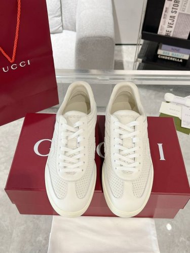 Gucci 新款情侣款双G休闲鞋 小白鞋 这双鞋由柔软的麂皮制成 散发出精致而现代的魅力 经典的Interlocking G标志优雅地突显了流线型版型 为设计增