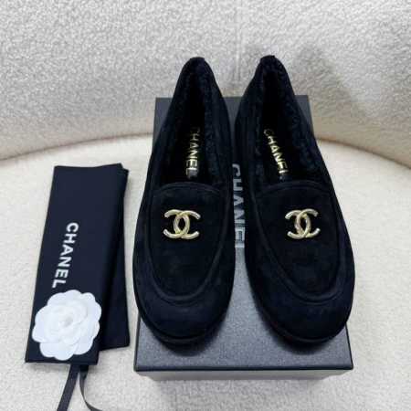Chanel 羊毛鞋，毛毛乐福鞋~~ 超级火的一款小香风羊毛乐福鞋~~ %纯羊毛内里，麂皮面料，原版真皮大底~~金属双C标点缀，百搭、时尚、保等都被完美释放 3 - 点击图像关闭