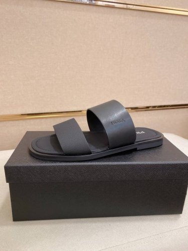 工厂p价 prada 拖鞋 顶级代购 男士春夏拖鞋专柜同步 鞋面意大利进口牛皮搭 标志图形高品质工艺 鞋底 原厂特供原版底 独家活动成型底超级舒适 原厂跟单货