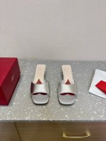 Roger Vivier 25ss春夏新款 璀璨钻扣 半拖鞋气质优雅 随便搭配都散发出高贵气息 新出的这款绝了 脚感好到不得了 试过的都逃不出它的魅力 鞋头方头