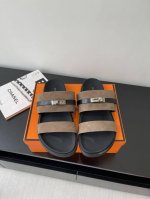 男10Hermes 爱马仕 小牛皮机能凉鞋 搭配人体工学橡胶鞋底和经典Kelly鞋扣 打造日常优雅风范 黑色橡胶鞋底 镀钯鞋扣 黑色小牛皮内底 自然色羊羔皮内衬