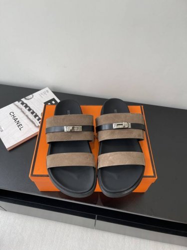 男10Hermes 爱马仕 小牛皮机能凉鞋 搭配人体工学橡胶鞋底和经典Kelly鞋扣 打造日常优雅风范 黑色橡胶鞋底 镀钯鞋扣 黑色小牛皮内底 自然色羊羔皮内衬