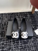 代购级 Chanel 25Ss 春夏系列芭蕾舞鞋复古款来袭 非常火的大双C设计手工车线非常耗时耗力 独特大底双拼做法 玫红色底贴让你不经意露出亮点大底车线永不脱