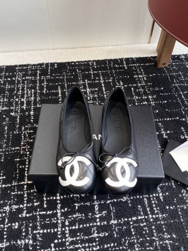 代购级 Chanel 25Ss 春夏系列芭蕾舞鞋复古款来袭 非常火的大双C设计手工车线非常耗时耗力 独特大底双拼做法 玫红色底贴让你不经意露出亮点大底车线永不脱